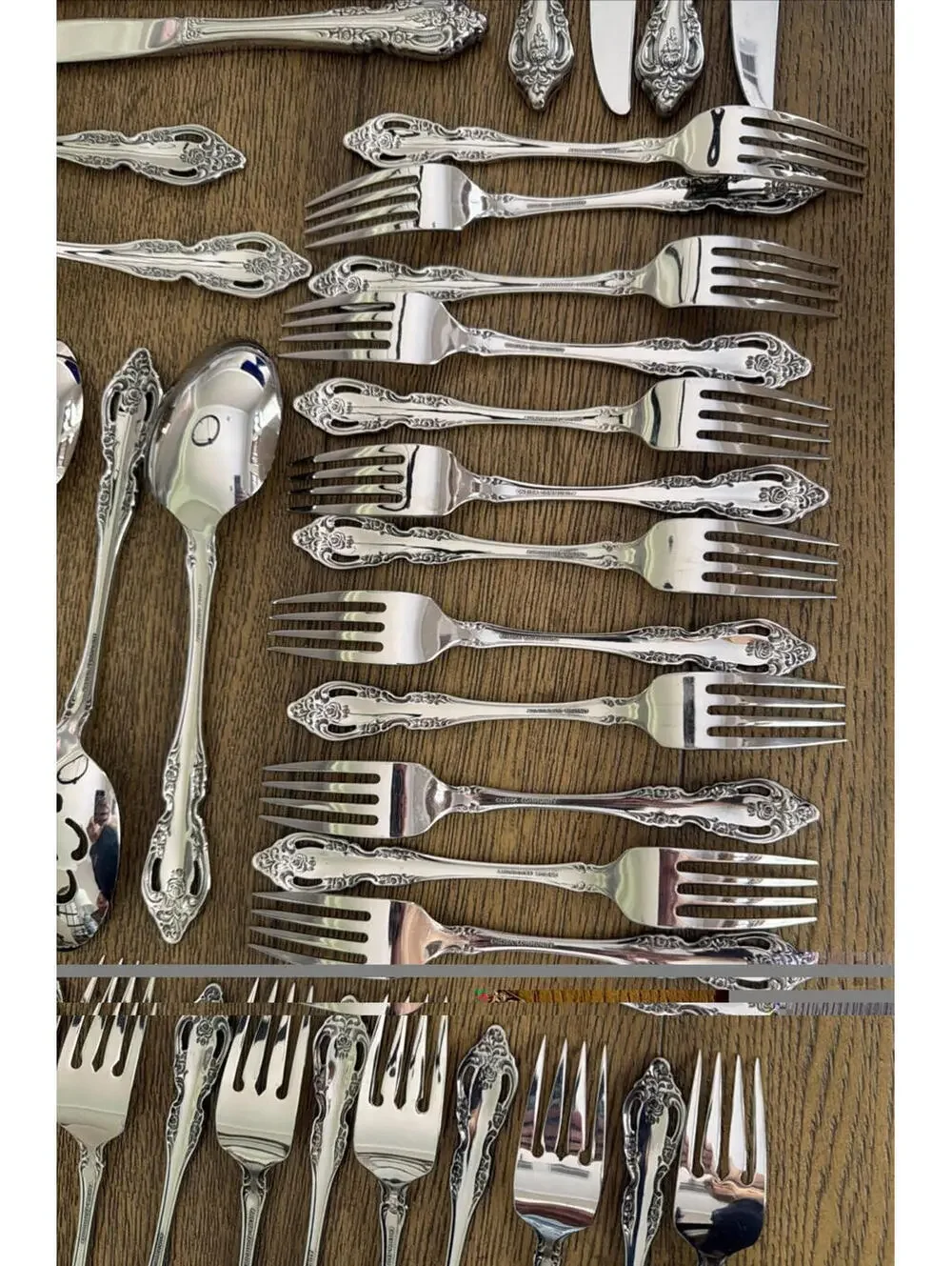 Oneida Community Brahms 65 Pc Stainless Flatware Set - Service for 12